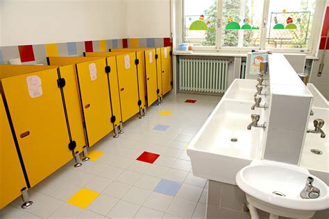 Parents call police after school only allows pupils two toilet breaks a day | Metro News