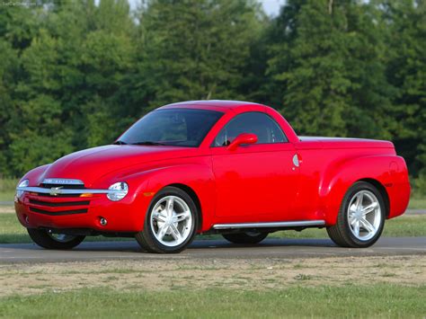 Unloved by the masses, the retro sport truck Chevrolet SSR is a hot ...