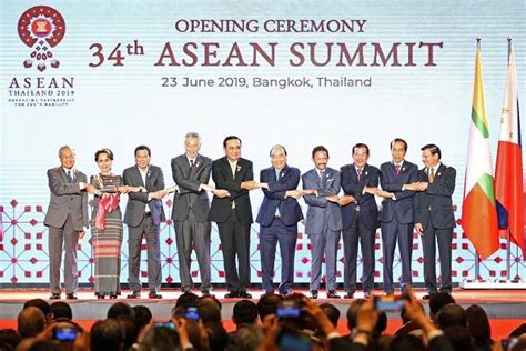 ASEAN leaders shake hands at 34th ASEAN Summit | Photos | GMA News Online