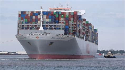 Felixstowe Dockers: Previous worlds largest OOCL Hong Kong breaks away then swings to depart ...