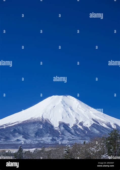 Mount Fuji in winter Stock Photo - Alamy