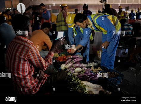 Migrant workers in Qatar Stock Photo - Alamy