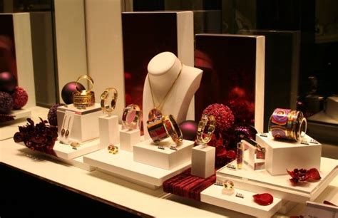 100+ Creative Jewelry Visual Merchandising Ideas | Zen Merchandiser ...