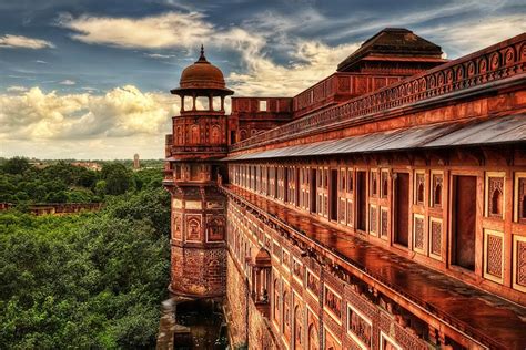 The Mighty Red Fort of New Delhi, a Symbol of Mughal Power and Wealth ...