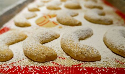 Vanillekipferl Recipe (German Crescent Cookies) | DMR Travel