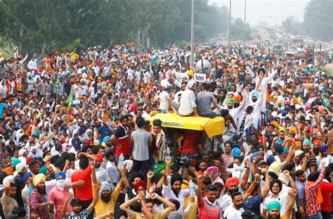 Farmers block rails and roads in India to protest new bills - GG2