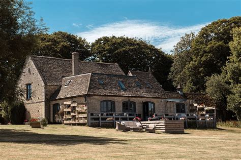 Jeremy Clarkson is opening The Farmer's Dog pub in Burford in the ...