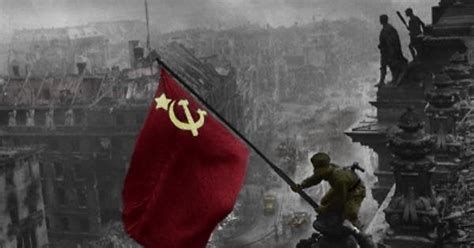 Soviet flag being raised over the Reichstag, 1945-colorized [400x289 ...