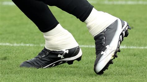 What Pros Wear: Tom Brady's Under Armour Spine PE Cleats - What Pros Wear