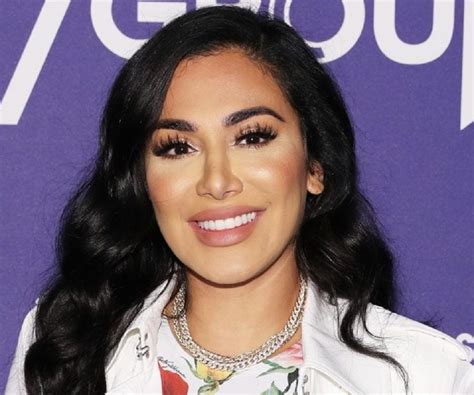 Huda Kattan Biography - Facts, Childhood, Family Life & Achievements