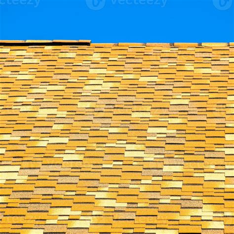 Roof from multi-colored bituminous shingles. Patterned bitumen shingles ...