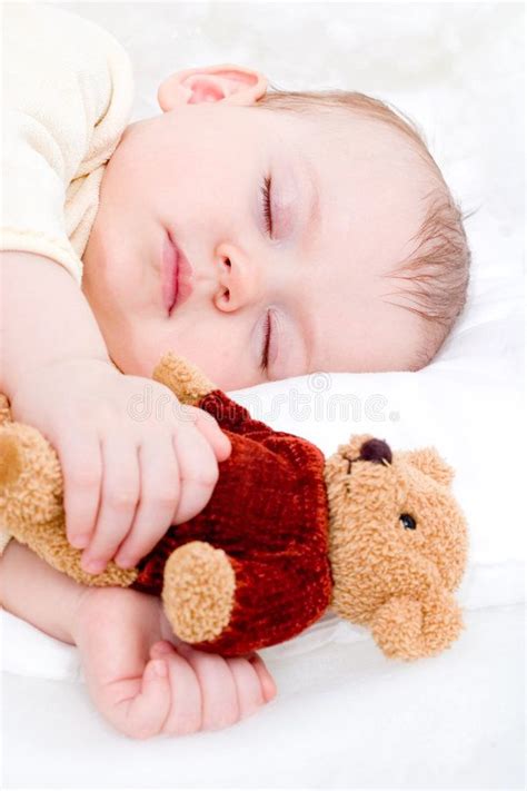 Girl with teddy bear. Cute little girl sleeping with teddy bear on the ...