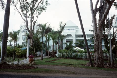 File:Palm Cove beach hotel, Cairns 1989 QUT-499.jpg - Wikimedia Commons