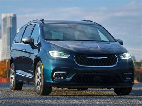 New 2023 Chrysler Pacifica Hybrid Touring L Prices | Kelley Blue Book