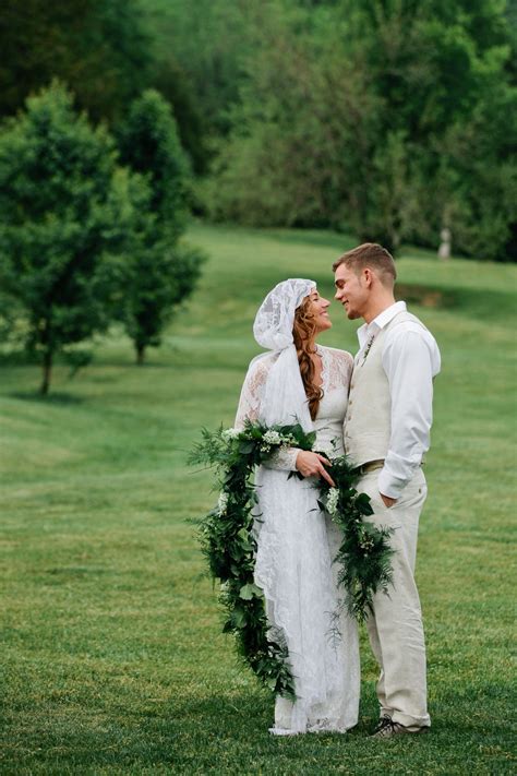 A Floral Trend We're Loving: Garland Wedding Bouquets | Garland wedding ...