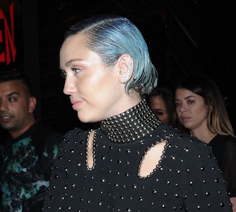 Met Gala 2015: Miley Cyrus Shows Up With Blue Hair, Hangs With Zoe Kravitz (7 Photos) | Idolator