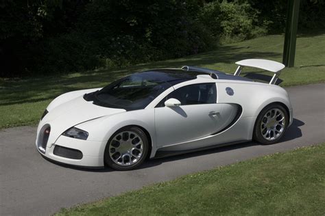 Watch How Much Faster a Bugatti Chiron Is Than a Bugatti Veyron; It's Hard to Believe