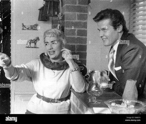 Entertainment - Dorothy Squires and Roger Moore Stock Photo - Alamy