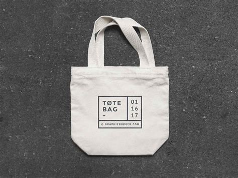 Free Small Canvas Tote Bag Mockup (PSD)