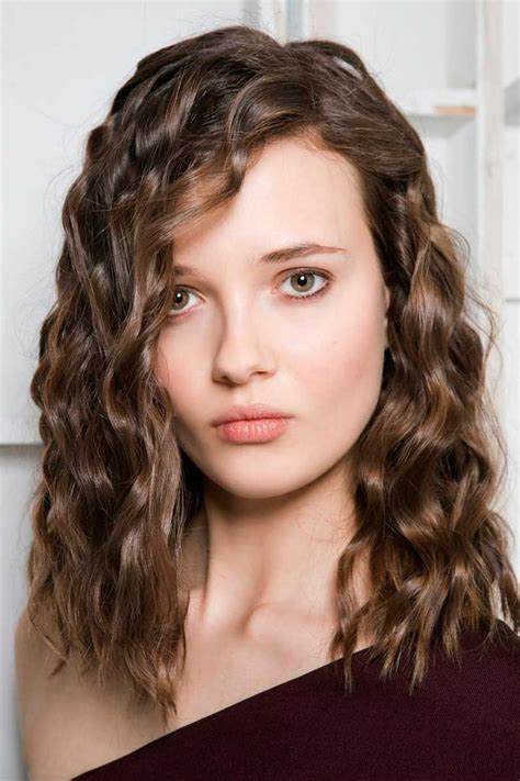 Cheveux bouclés châtain automne hiver 2018 - Cheveux bouclés : quelques idées de coiffures pour ...