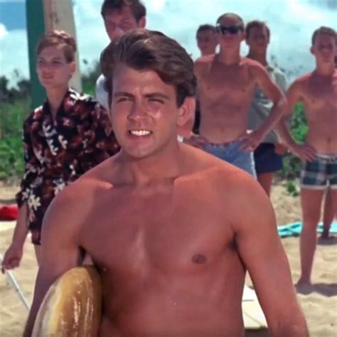 Vidéo : Ride the wild surf, extrait musical du film de 1964