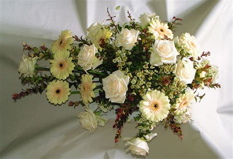 File:Flower-arrangement-funeral-white.jpg - Wikipedia