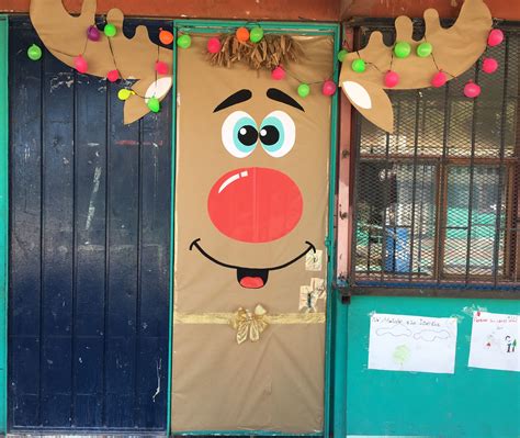 Puerta de reno, navidad | Manualidades navideñas, Puertas decoradas de ...