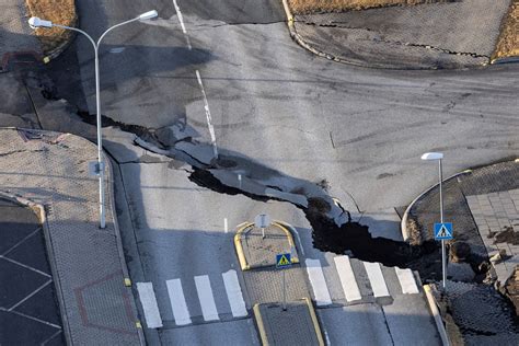 Iceland volcano eruption likelihood remains high, possibly within 'just days,' local Met Office ...