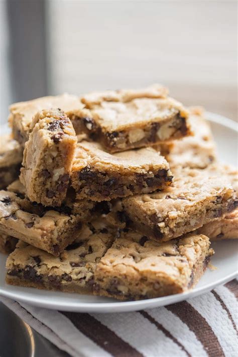 Easy Chocolate Chip Cookie Bars - Lauren's Latest