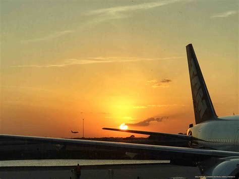 Sunset in airport - HD Wallpapers