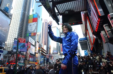 Michael Jackson Record Signing For 'Invincible' In 2001 - Michael ...