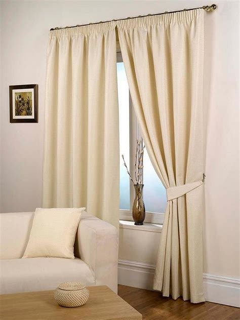 20+ Beautiful Living Room Curtain Ideas - SWEETYHOMEE