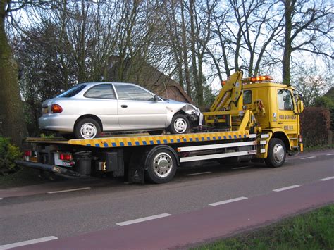 File:Bergingstruck met auto (tow truck with car).jpg - Wikimedia Commons