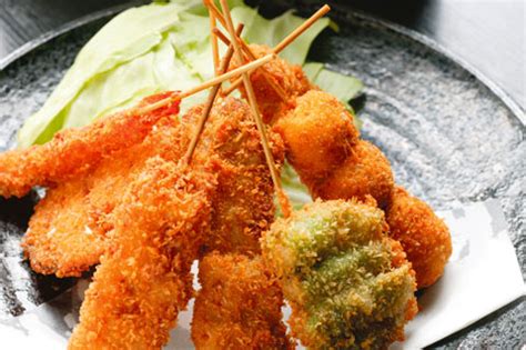 The Right Way to Eat the Famous Osaka Kushikatsu | tsunagu Japan