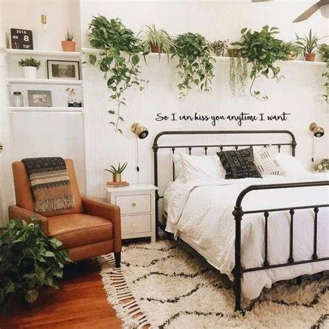 33 Lovely Bedroom Decor With Plant Ideas - PIMPHOMEE