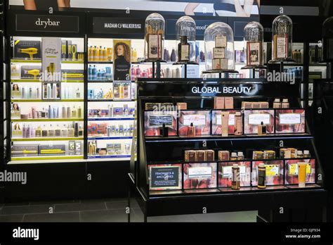 Sephora store interior hi-res stock photography and images - Alamy