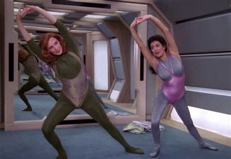 Why The Men Of Star Trek Are Now Dressed Like Counselor Troi | GIANT FREAKIN ROBOT