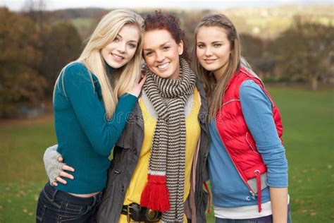 Trois Adolescentes Ayant L'amusement Dans La Neige Photo stock - Image du filles, amitié: 37510034