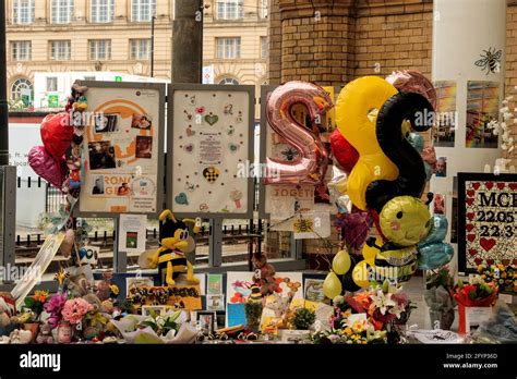 Manchester Arena bombing memorial at Manchester Victoria Station Stock Photo - Alamy