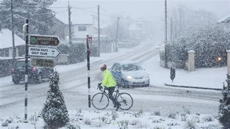 Storm Freya: Republic of Ireland traffic disruption because of snow - BBC News