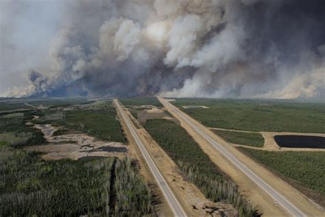 Thousands of residents return to Fort McMurray after wildfire - UPI.com