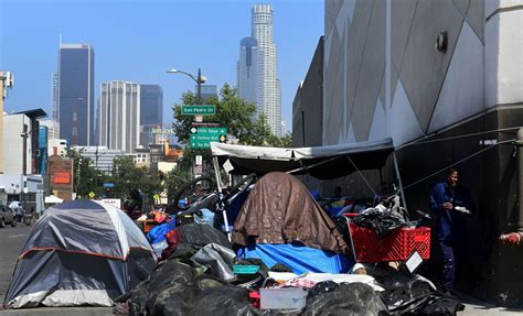 Combatir COVID-19 significa luchar contra la falta de vivienda - La Opinión