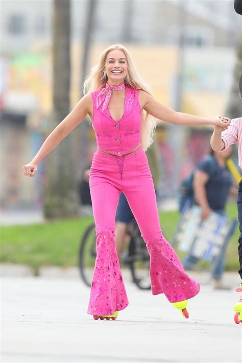 Margot Robbie as Barbie | Pink outfits, Margot robbie, Fashion