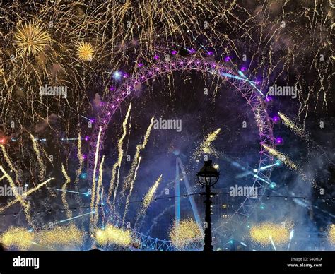 New years London firework celebration for 2023 from the London eye Stock Photo - Alamy