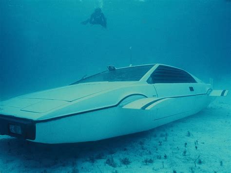 James Bond's Lotus Esprit submarine car sells for £550,000 • The Register