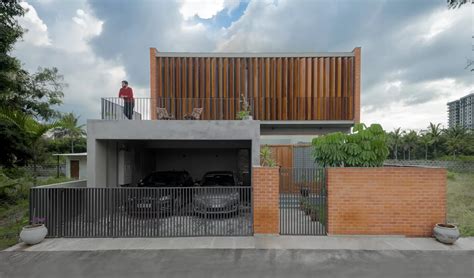 A Courtyard House In Bangalore With Giant Wood Louvers In The Front Façade | Kamat & Rozario ...