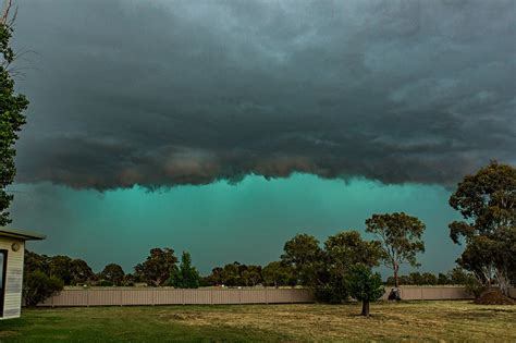 Powerful tornado hits Victoria, Australia video and pictures - Strange Sounds