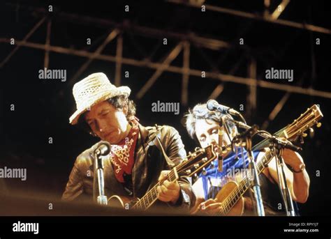 Bob dylan und joan baez hi-res stock photography and images - Alamy