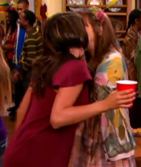 Image - Girl-girl kiss.png - iCarly Wiki