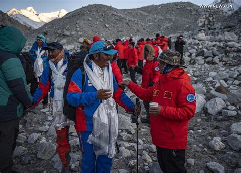 Chinese surveying team descends to Mt. Qomolangma base camp